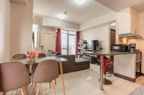 Great view with Balcony in Araneta Center