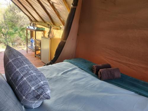 Un pat sau paturi într-o cameră la Camo River View Tent