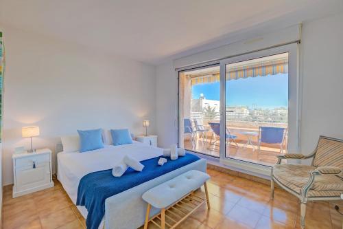 une chambre avec un grand lit et un balcon dans l'établissement Cap et Soleil - Happy Rentals, à Antibes