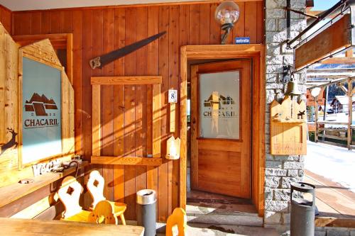a wooden building with a door and a table and chairs at Hotel Chacaril in Pila