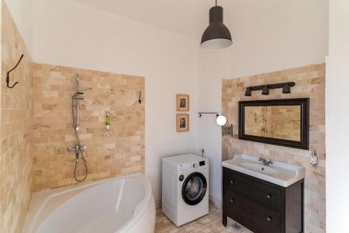 un baño con bañera y lavabo en Rezident Eminescu, en Bucarest