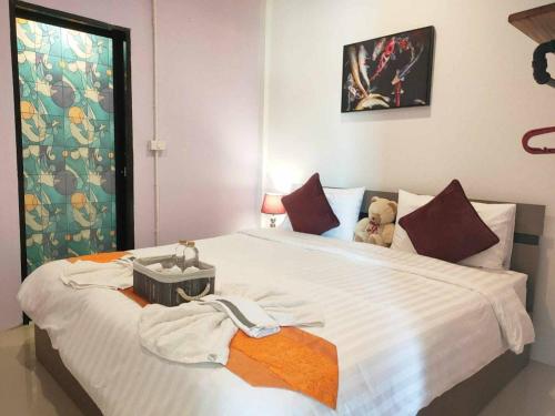 1 dormitorio con 1 cama blanca grande en una habitación en บ้านคุณพระ แอท รพ.กรุงเทพ, en Suratthani