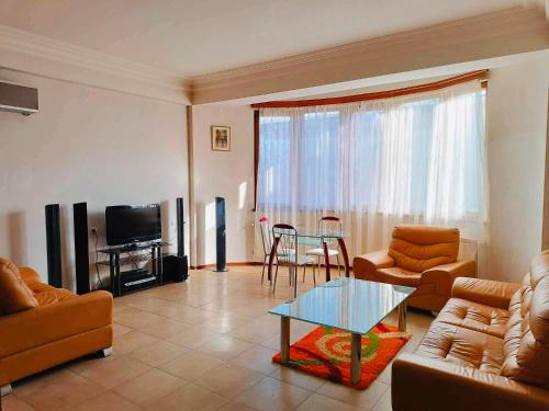 un soggiorno con un divano e un tavolo di Republic Square Apartment a Yerevan