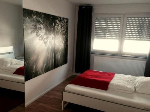 um quarto com uma cama e um quadro na parede em Wohnung 2 Ensingerstrtaße em Ulm