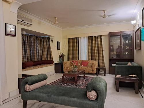 sala de estar con sofá y mesa en Vijaya's Homestead Jaipur, en Jaipur