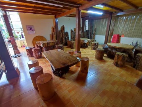 a room with a wooden table and some wooden stools at Homestay duy mạnh gần suối nước khoáng nóng trạm tấu in Cham Ta Lao