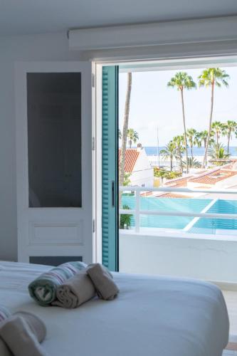 a bedroom with a bed with a view of the ocean at Vivienda Vacacional Pasito Blanco 2 in Pasito Blanco