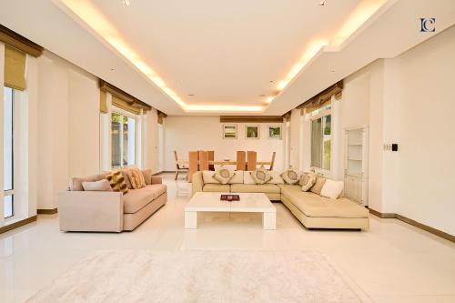 Gallery image of Luxury 7BR Villa with Premium Amenities - Private Cinema, Pool and Gym -Emirates Hills in Dubai