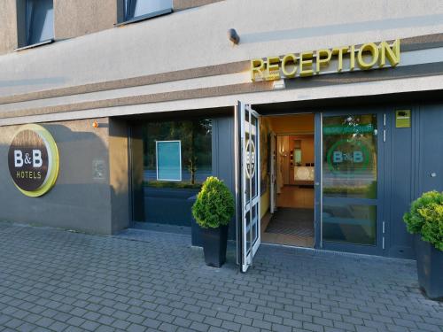 een winkel voor een restaurant met de deur open bij B&B Hotel Potsdam in Potsdam