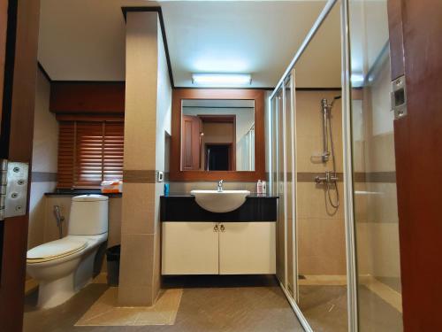 uma casa de banho com um lavatório e um WC em Baan Natcha Villa em Pattaya Central