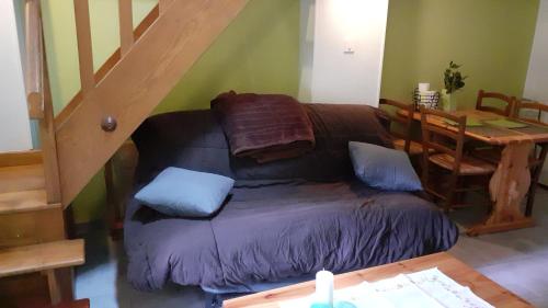 un salon avec un canapé et une table dans l'établissement Gîte Le pinot noir, à Rouffach