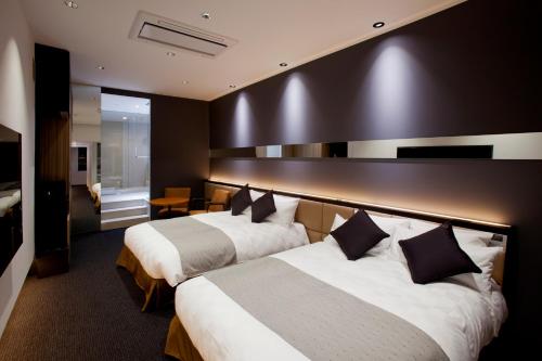 a hotel room with two beds in a room at Hotel Risveglio Akasaka in Tokyo