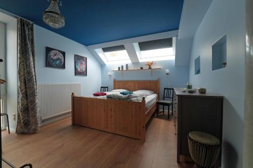 Un dormitorio con una cama y una mesa. en Apartment in old farmhouse, en Bockholtz