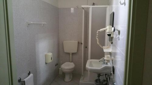 un piccolo bagno con servizi igienici e lavandino di Hotel Redi a Montecatini Terme