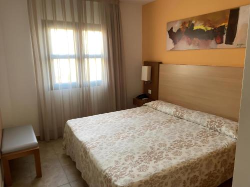 Säng eller sängar i ett rum på Exclusivo Apartamento con Piscina en Zona Privada Cerca de la Playa y Campos de Golf