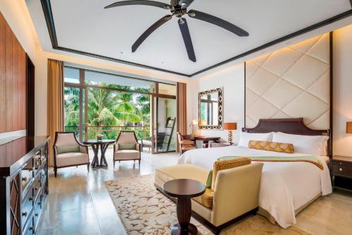 Katil atau katil-katil dalam bilik di The St. Regis Sanya Yalong Bay Resort