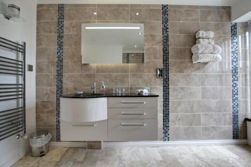 Bilik mandi di Farnham Hotel