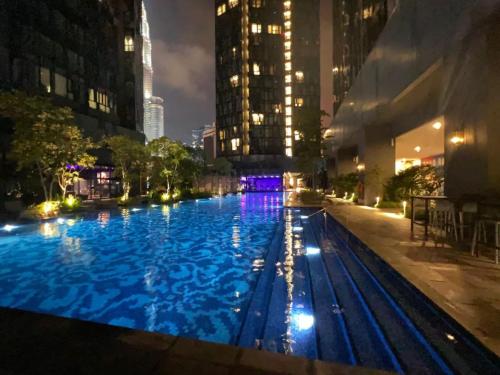una grande piscina in una città di notte di Star KLCC By Cozy White a Kuala Lumpur