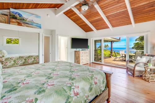 1 dormitorio con cama y vistas al océano en Wai Lani, en Princeville