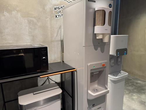uma cozinha com um micro-ondas e um frigorífico em hotel Bell・Kyoto em Quioto