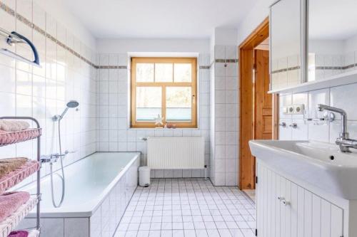 Ferienwohnung Böttcher في Wietze: حمام أبيض مع حوض ومغسلة