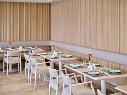Un restaurante o sitio para comer en Arabella Beach Hotel Kuwait, Vignette Collection by IHG