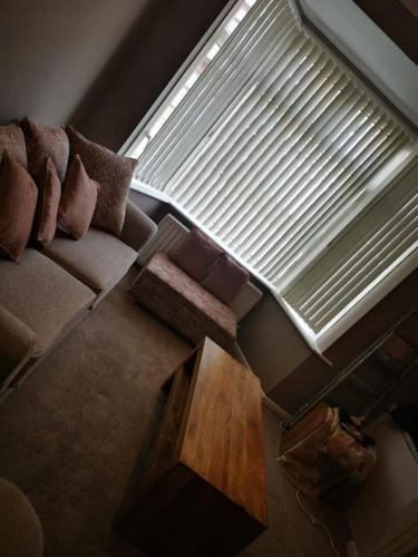 ein Wohnzimmer mit einem Sofa und einem Fenster in der Unterkunft Darlington central 3 bed home in Darlington