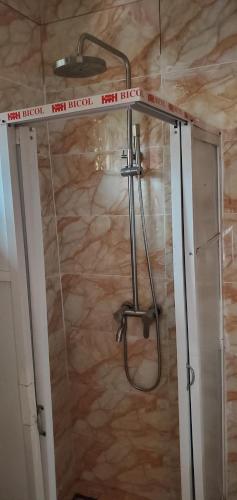 y baño con ducha y pared de piedra. en 3TS LUXURY APARTMENTS, en Sangotedo