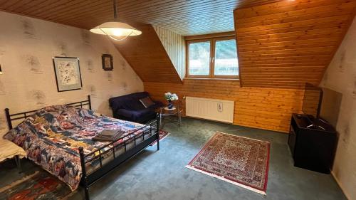 - une chambre avec un lit et une chaise dans l'établissement Ferienhaus Martinz, 