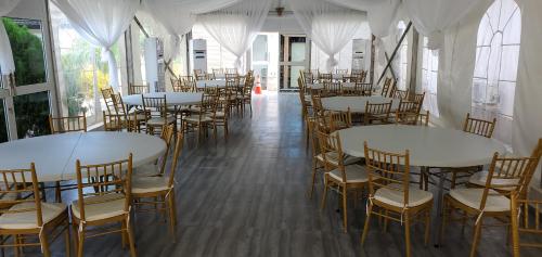 una fila de mesas y sillas en una habitación en 3TS LUXURY APARTMENTS, en Sangotedo
