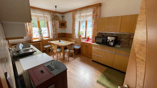 une cuisine avec des placards en bois et une table dans l'établissement Ferienhaus Martinz, 