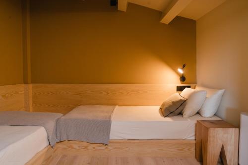 Una cama o camas en una habitación de Hotel-Masia Can Farrés