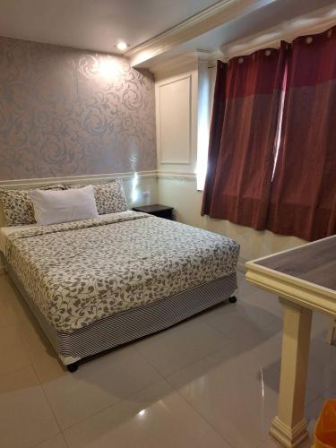 a bedroom with a bed and a window at Guesthouse Phuket Airport in Ban Bo Han
