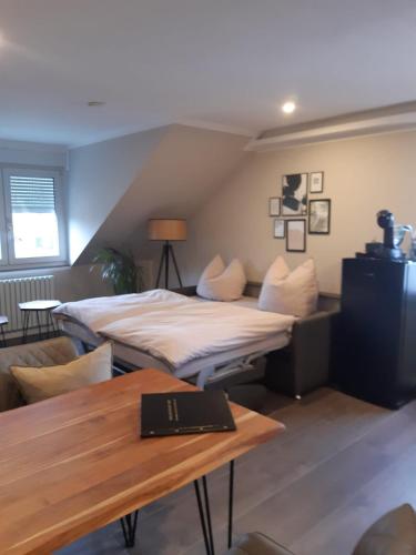 a room with a bed and a table with a laptop on it at Neumühler Hof- stilvolle Ferienwohnung "Lisa", kostenfreie Parkplätze und Netflix in Schwerin