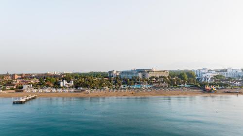 vista su una spiaggia con una città sullo sfondo di Adora Hotel & Resort a Belek