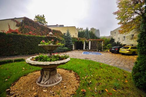 Κήπος έξω από το Hotel Trzy Światy Spa & Wellness Rajska WySpa