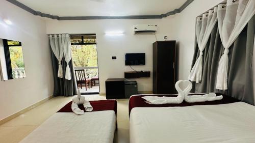 Postel nebo postele na pokoji v ubytování Hotel Baga Bay 200 Meters From Baga Beach