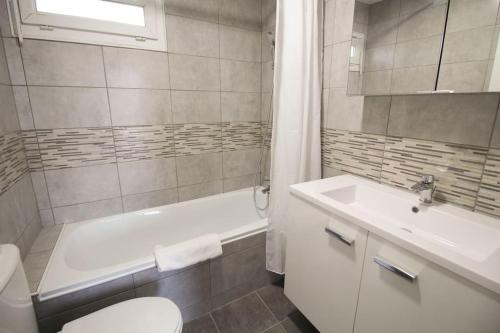 une salle de bain avec un lavabo, des toilettes et une baignoire dans l'établissement Joli T2 rénové / WIFI / Grand parking privé, à La Couronne