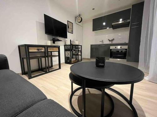 un salon avec une table et un canapé dans l'établissement Magnifique appartement -2min gare 5min plage, à Vallauris