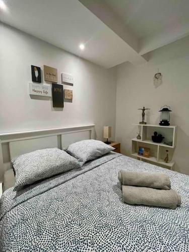 une chambre avec un lit avec deux oreillers dessus dans l'établissement Magnifique appartement -2min gare 5min plage, à Vallauris