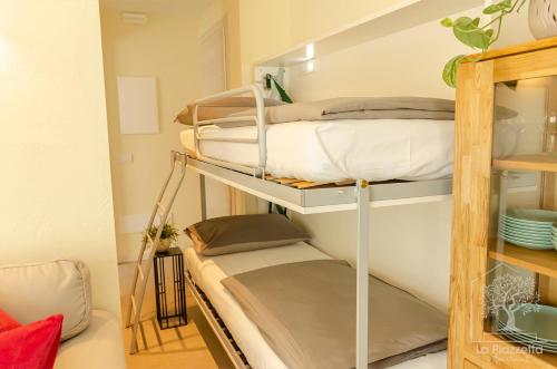 a room with a bunk bed on a shelf at Appartamenti La Piazzetta in Sirmione