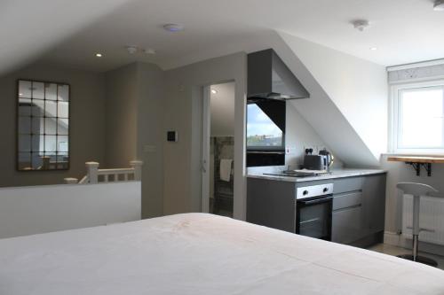 uma cozinha com uma grande cama branca num quarto em MOXIE LUXURY APARTMENTS em Belfast