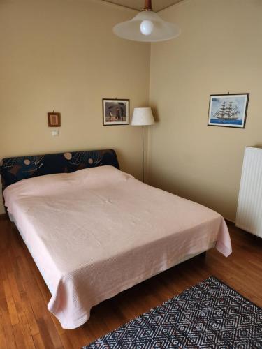 ein Schlafzimmer mit einem großen Bett in einem Zimmer in der Unterkunft Κεντρικό διαμέρισμα στη Γλυφάδα με θέα θάλασσα & ενοικίαση αυτοκινήτου in Athen