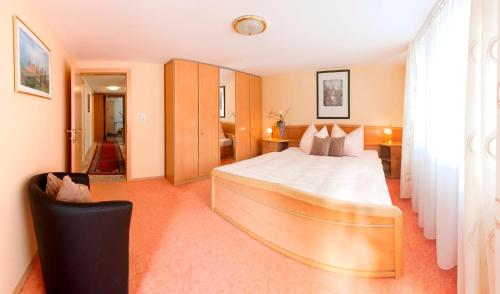 ein Schlafzimmer mit einem großen Bett in einem Zimmer in der Unterkunft Appartement Zint in Sankt Gallenkirch