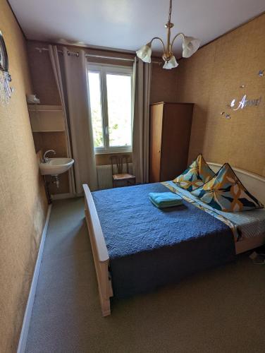une chambre avec un lit avec une couette bleue dans l'établissement Clef Secrète, à Amboise