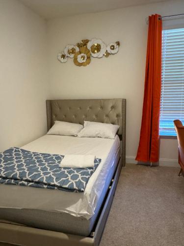 een slaapkamer met een bed en een rood gordijn bij Exotic Room in Hampton