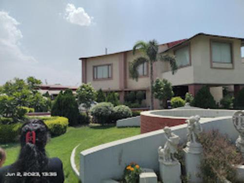 vistas a un patio con una casa en Gargee Surya Vihar Hotel & Resorts,Hotels and Resorts Aurangabad en Aurangābād