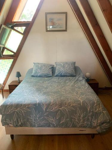 une chambre avec un lit dans un grenier dans l'établissement Chalet de vacances au bord de mer VER SUR MER, à Ver-sur-Mer