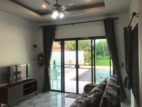 TV a/nebo společenská místnost v ubytování Villa Cattleya