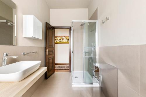 bagno con lavandino e doccia in vetro di Villa Germana a Castenedolo